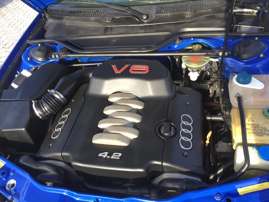 Моторный отсек Audi S6 Plus (4A, C4) 1996 года  (фото 15 из 58)